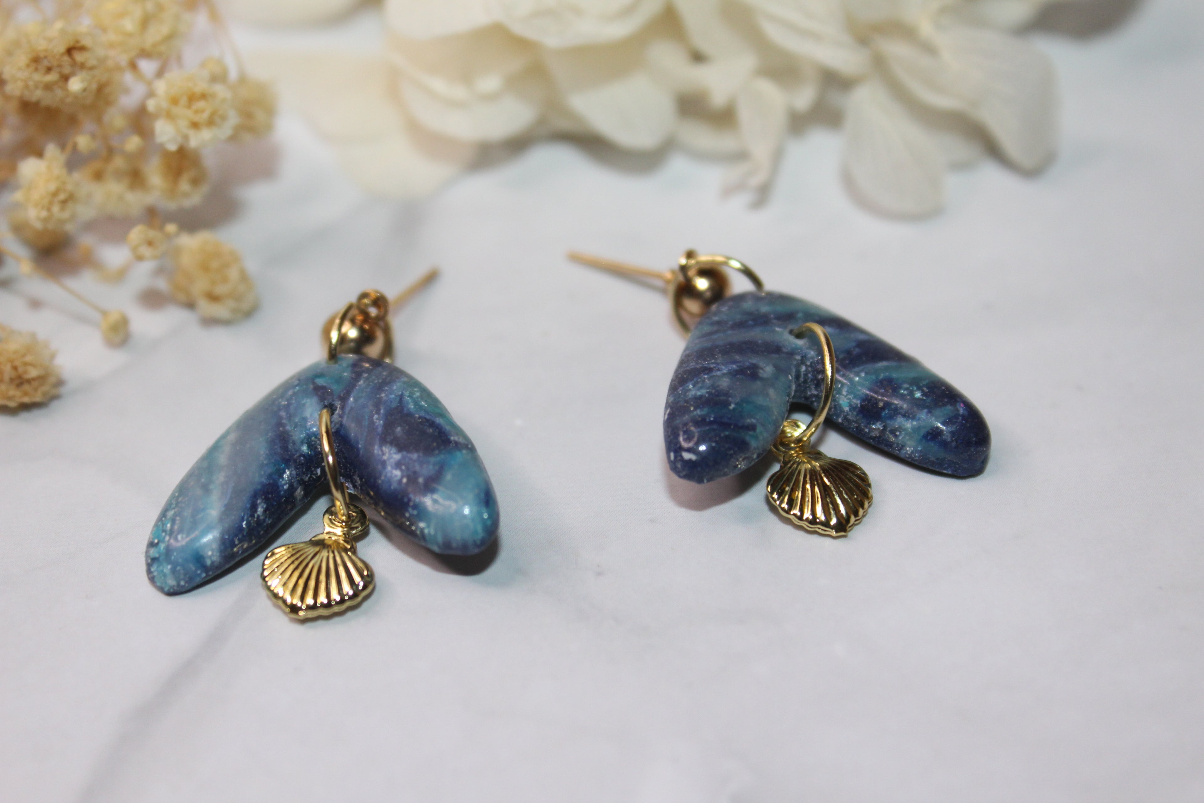 Boucles arc courbé et coquillage - nuances de bleu