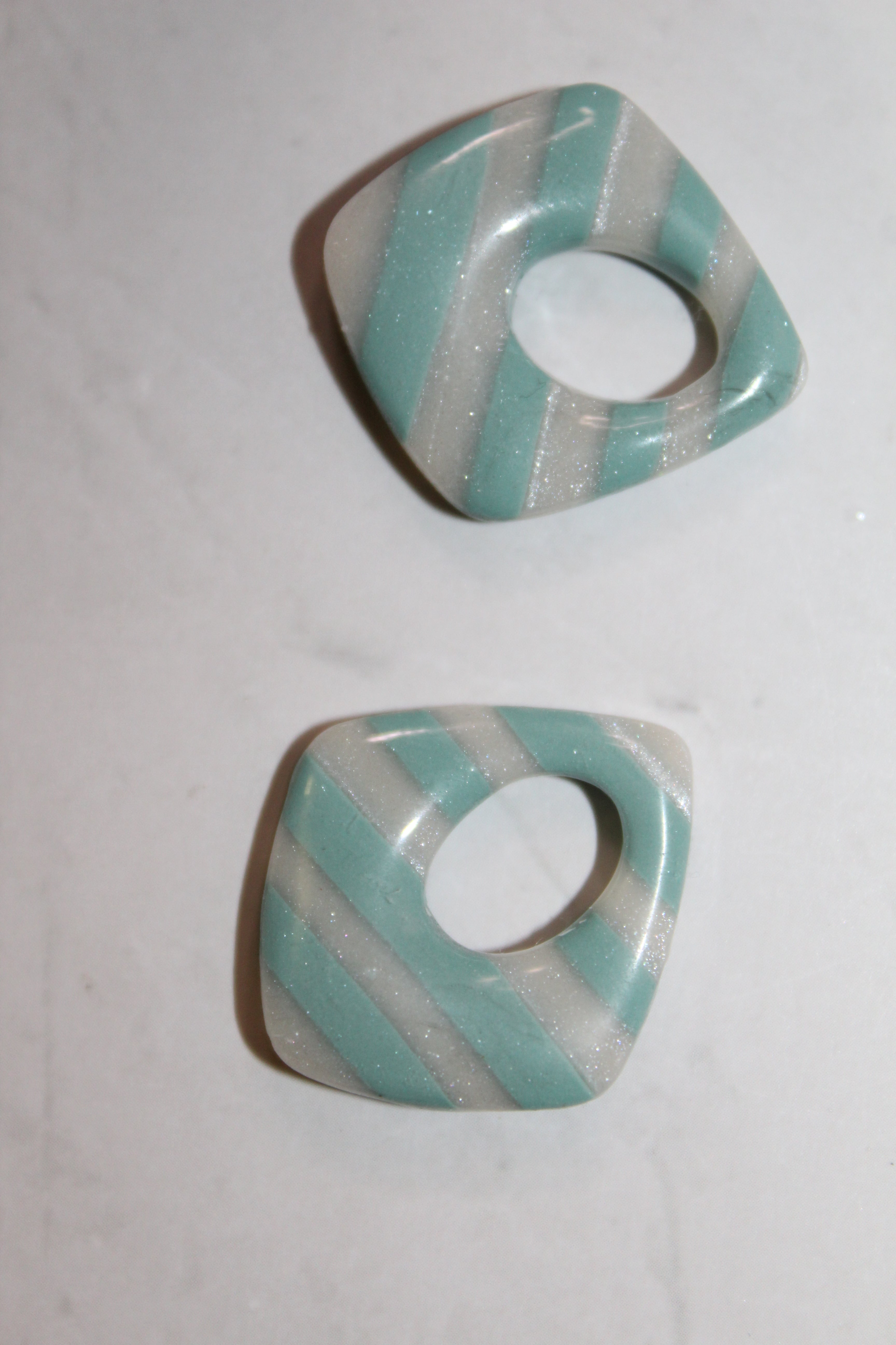 Pampilles carrées ajourées - rayé bleu et blanc