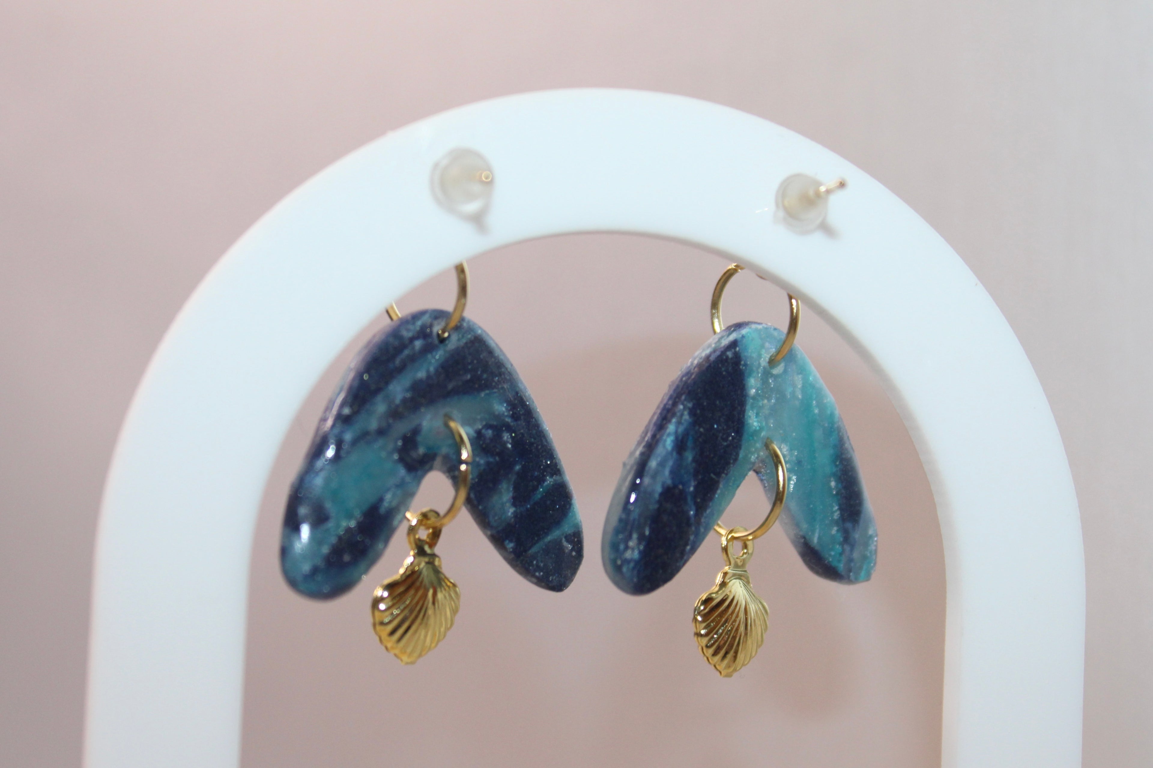 Boucles arc courbé et coquillage - nuances de bleu