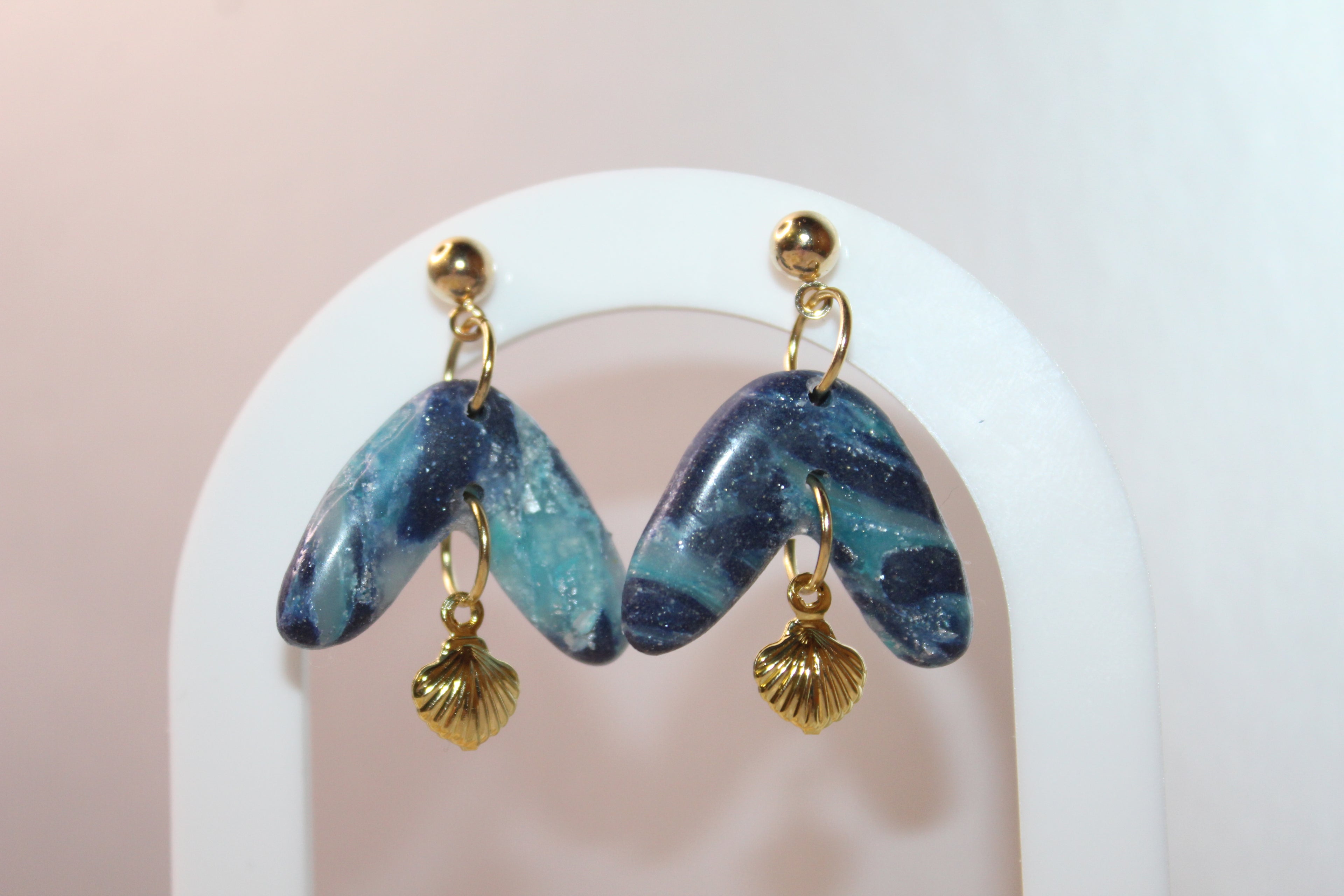 Boucles arc courbé et coquillage - nuances de bleu