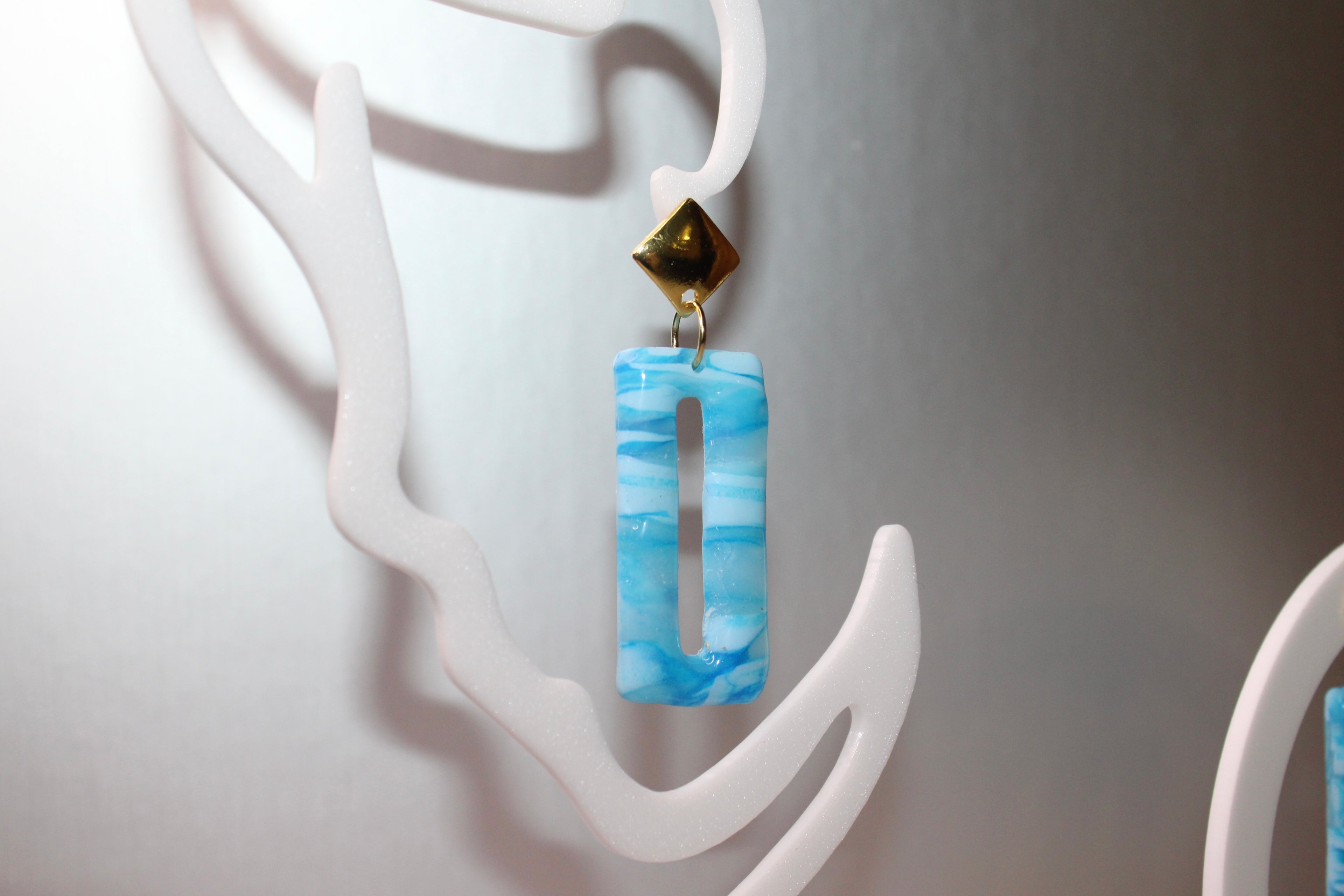 Boucles rectangulaires - effet marbré bleu clair